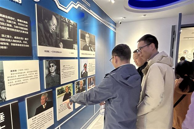 春风化雨丹心铸英才 育贤培元红烛耀百年——成都棠湖外国语学校高中第一党支部开展主题党日活动图3.JPG
