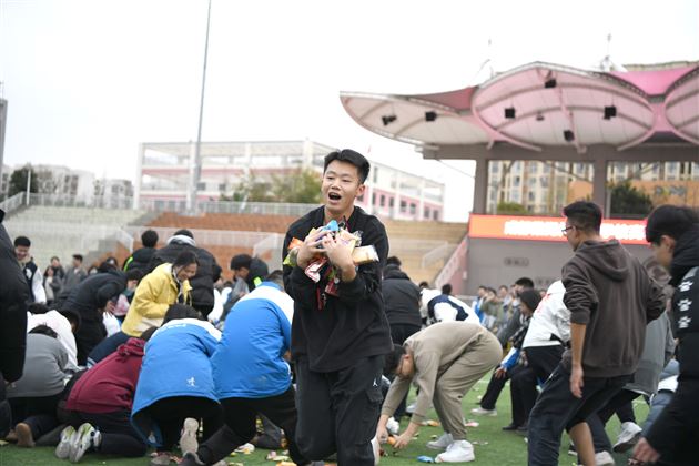 运动与零食相会 趣味与快乐加倍——记棠外高2021级冬季师生趣味运动会
