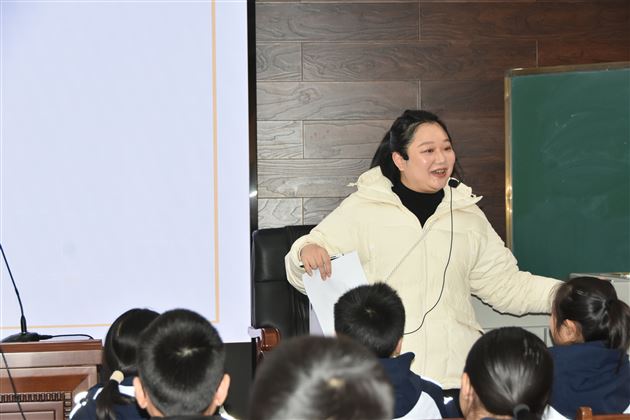 峗柯伊老师执教主题班会课《阅己,悦己,越己》