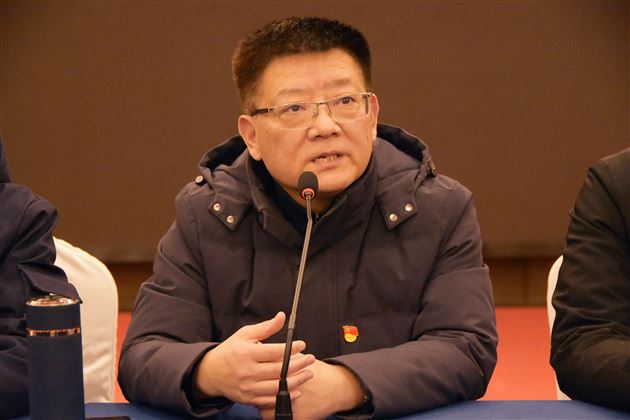 凝心聚力,攻坚克难,勇攀高峰——记成都棠湖外国语学校初中第一、三党支部主题党日活动