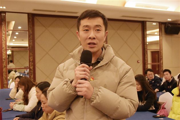 凝心聚力,攻坚克难,勇攀高峰——记成都棠湖外国语学校初中第一、三党支部主题党日活动