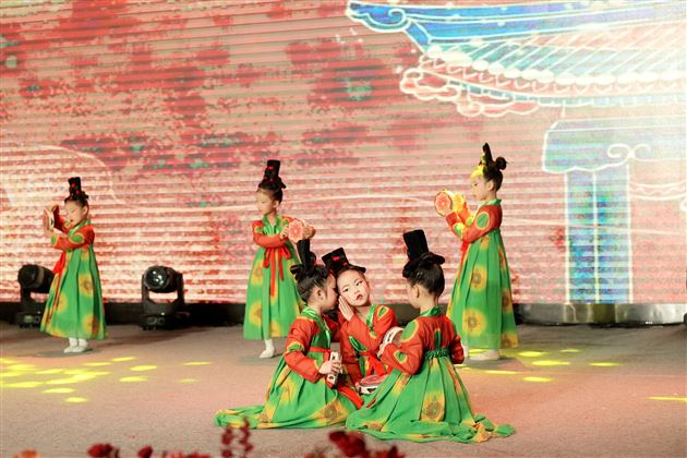 棠湖仁智幼儿园举行2024“龙行龘龘闹新年”文艺汇演