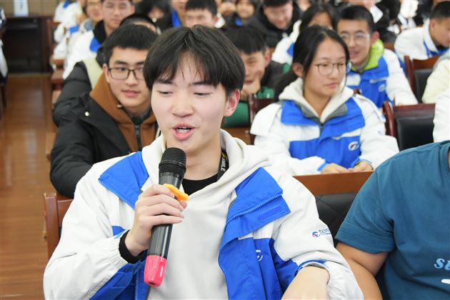 用“心”助人 温暖陪伴——棠外初中开展学生心理健康培训暨学生成长讲座