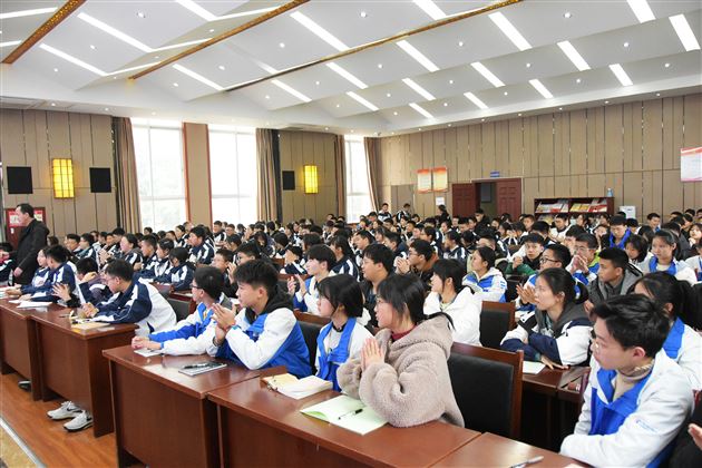 用“心”助人 温暖陪伴——棠外初中开展学生心理健康培训暨学生成长讲座