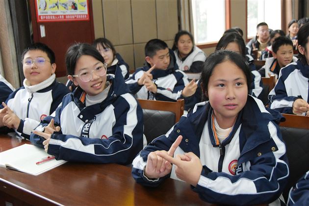 用“心”助人 温暖陪伴——棠外初中开展学生心理健康培训暨学生成长讲座