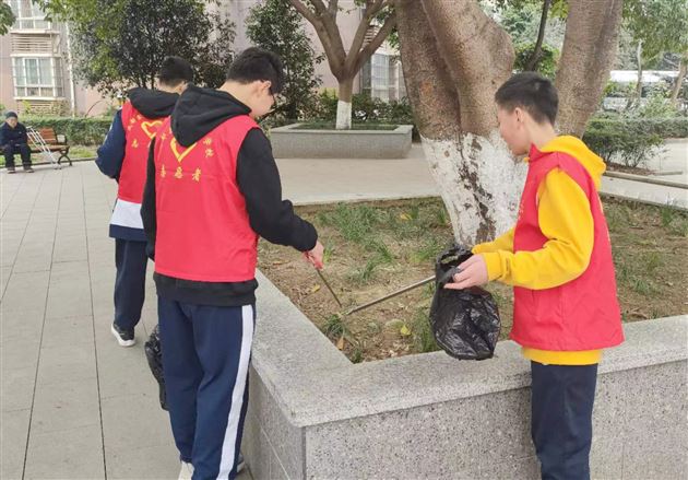 弘扬雷锋精神 争做时代新人——记棠外初2023级学生代表社区志愿服务活动