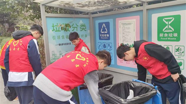 弘扬雷锋精神 争做时代新人——记棠外初2023级学生代表社区志愿服务活动