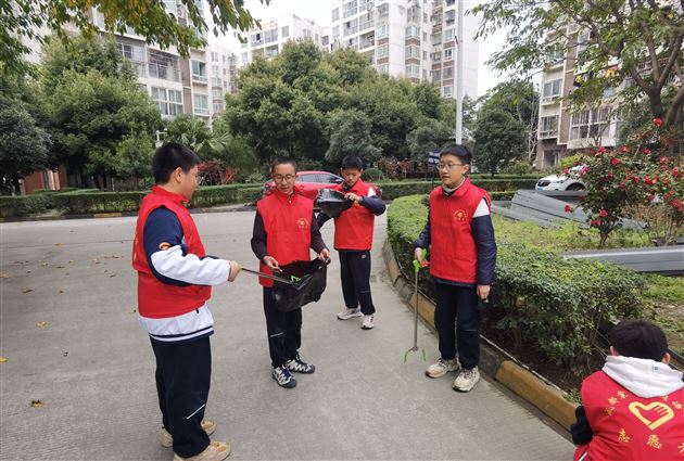 弘扬雷锋精神 争做时代新人——记棠外初2023级学生代表社区志愿服务活动