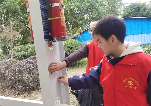 弘扬雷锋精神 争做时代新人——记棠外初2023级学生代表社区志愿服务活动