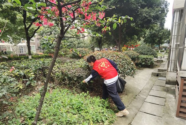 弘扬雷锋精神 争做时代新人——记棠外初2023级学生代表社区志愿服务活动