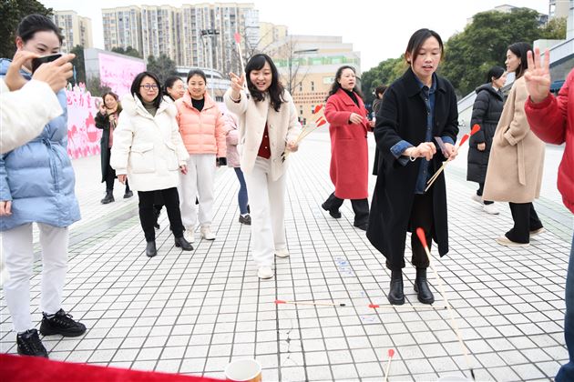 春风十里百花盛 灼灼其华不及卿——棠外开展2024年“三八”国际劳动妇女节趣味游园活动
