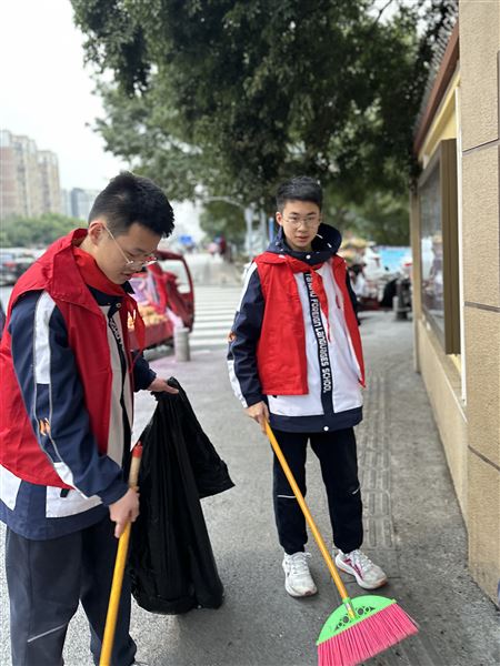 弘扬雷锋精神 共创美好环境——棠外初2022级开展卫生志愿服务活动