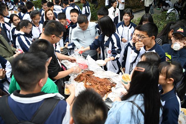 劳动最美丽 奋斗正青春——棠外举行第二十届师生爱心义卖活动