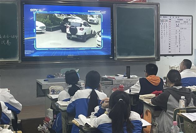 知危险,会避险——棠外初中部开展交通安全主题班会课