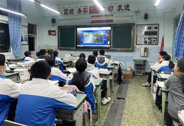 知危险,会避险——棠外初中部开展交通安全主题班会课