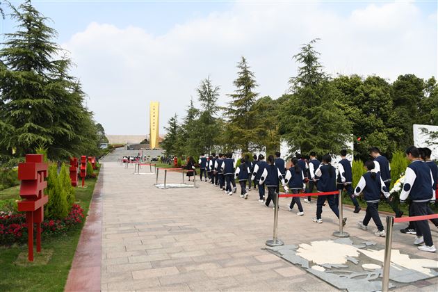 缅怀革命先烈 传承红色基因——棠外举行“铸魂·2024·清明祭英烈”主题教育活动