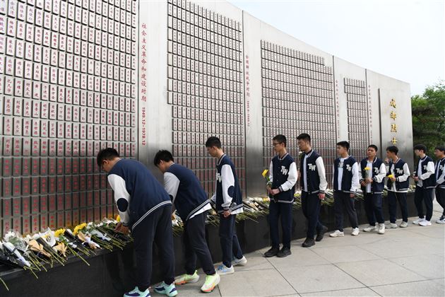 缅怀革命先烈 传承红色基因——棠外举行“铸魂·2024·清明祭英烈”主题教育活动