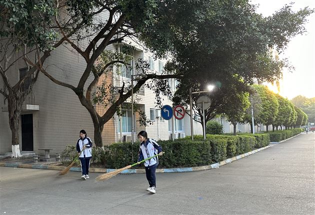 劳动最光荣——棠外初2022级九班开展校内劳动实践