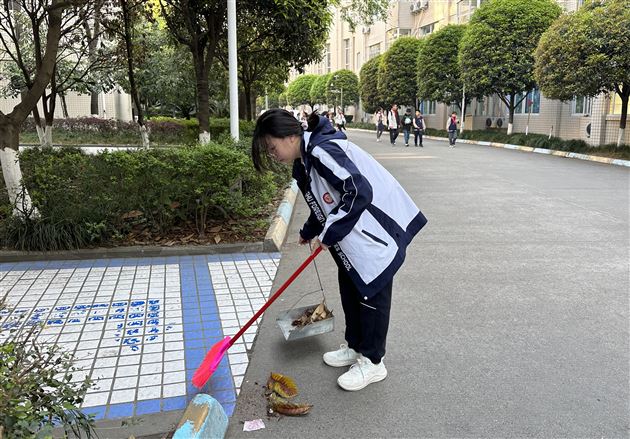 劳动最光荣——棠外初2022级九班开展校内劳动实践