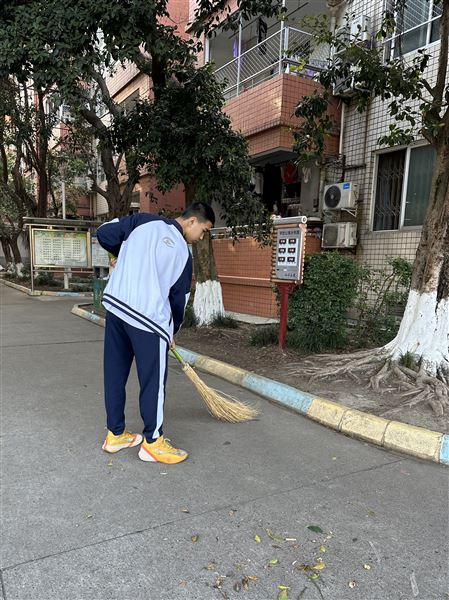 劳动最光荣——棠外初2022级九班开展校内劳动实践