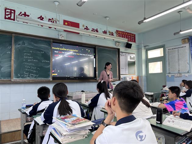 乐山市初中英语骨干教师团来棠外观摩交流
