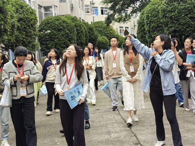 乐山市初中英语骨干教师团来棠外观摩交流