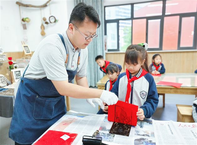 艺术大师进校园 传承非遗润童心——棠外附小非遗工坊受邀走进双流中小学传承技艺