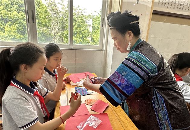 阳光下成长,妙手中飞舞——“大师进校园”苗族剪纸刺绣传承人走进棠外附小