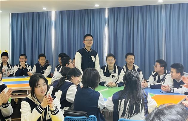 妙笔绘己 以画为镜——棠外高中生涯规划团体辅导活动之“我的自画像”