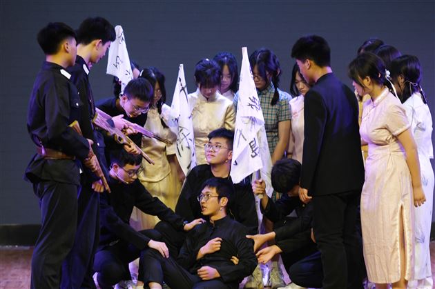 演绎人生百态 点亮青春舞台——棠外仁譞文学社举办第十九届话剧展演活动(高2023级)