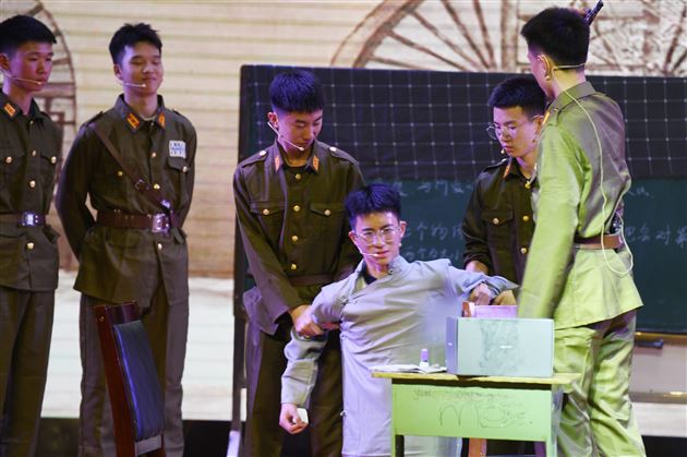 演绎人生百态 点亮青春舞台——棠外仁譞文学社举办第十九届话剧展演活动(高2023级)