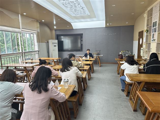 班主任经验分享 共筑教育智慧之桥——记棠外附小班主任杨梅工作室活动