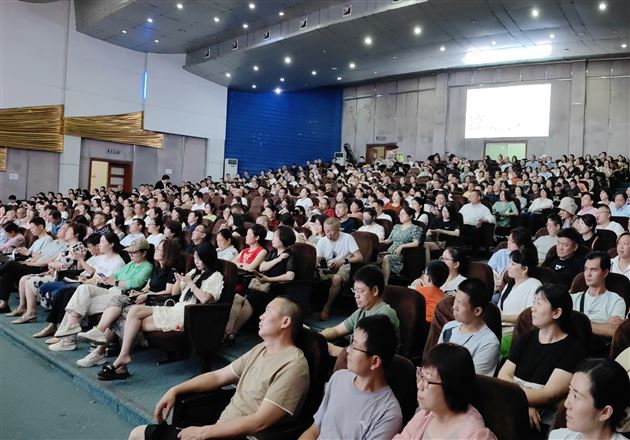 家校紧密协作,合力育贤培元——记棠外高2022级家长会
