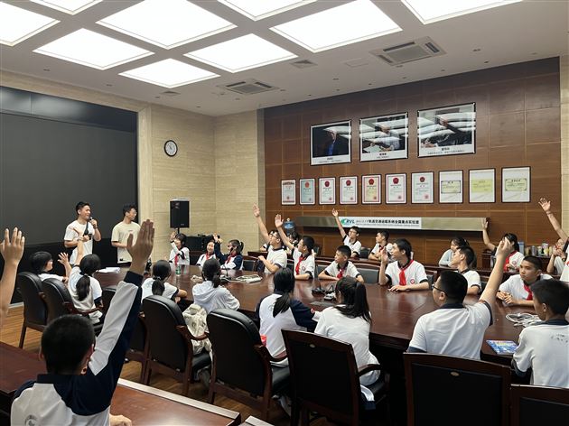 棠外初中师生赴西南交大轨道交通重点实验室开展主题团(队)日活动