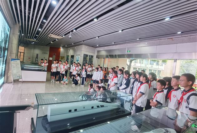 棠外初中师生赴西南交大轨道交通重点实验室开展主题团(队)日活动