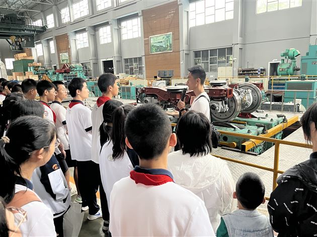 棠外初中师生赴西南交大轨道交通重点实验室开展主题团(队)日活动