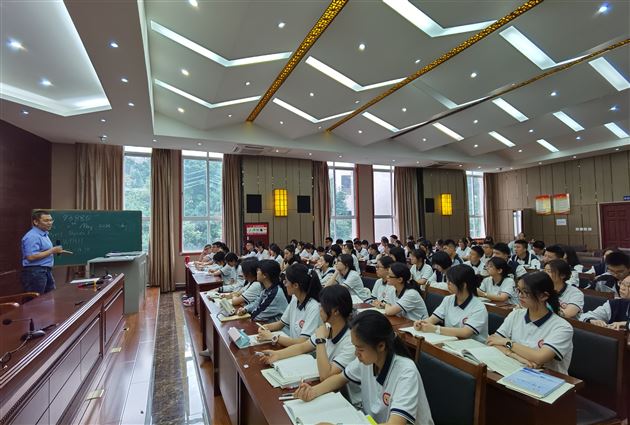 棠外高2022级开展“家长进课堂助力学生生涯规划”主题活动(三)