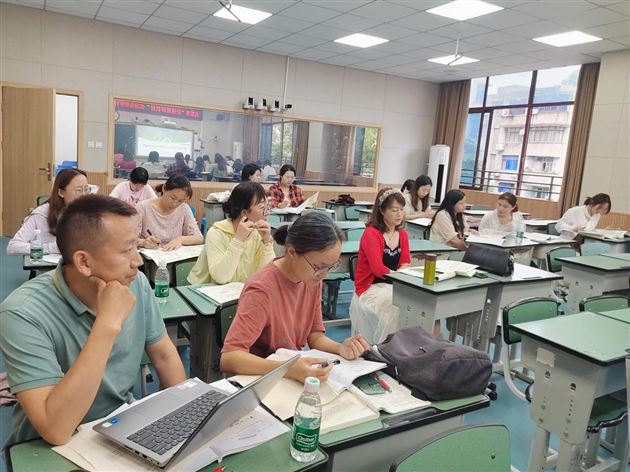 棠外生物组张亚萍老师在区级教研活动中作讲座