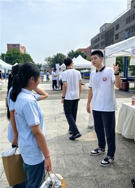 同播石榴籽 共筑中国梦——棠外师生受邀参加各族青少年“手拉手”交流活动