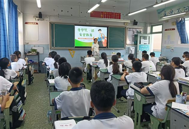 开学第一课,安全我先行——棠外初中部各班开展“开学安全第一课”主题宣传教育活动