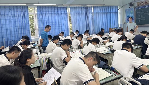 棠外高中物理市级课题“基于核心素养的高中物理课堂评价实践研究”研讨会顺利召开