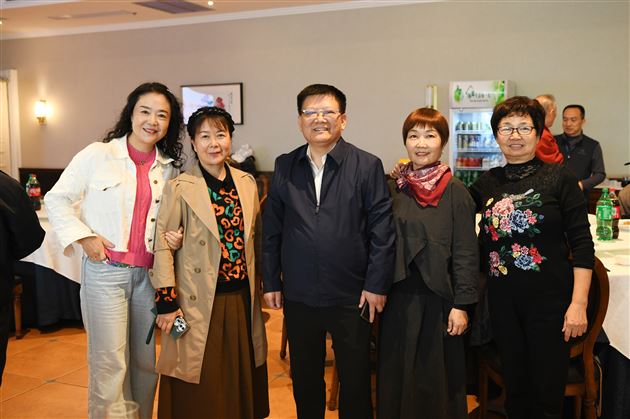 金秋送暖尊师意 情满棠外庆重阳