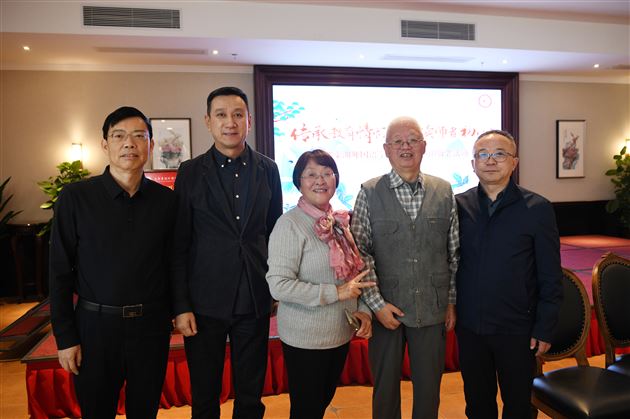 金秋送暖尊师意 情满棠外庆重阳