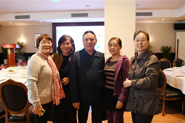 金秋送暖尊师意 情满棠外庆重阳