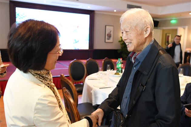 金秋送暖尊师意 情满棠外庆重阳