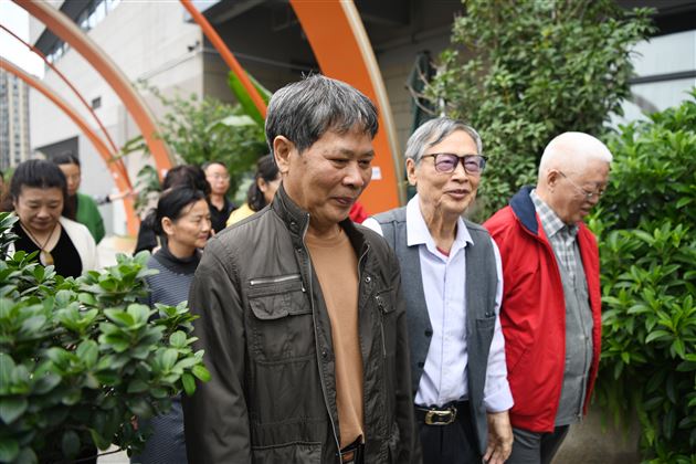 金秋送暖尊师意 情满棠外庆重阳