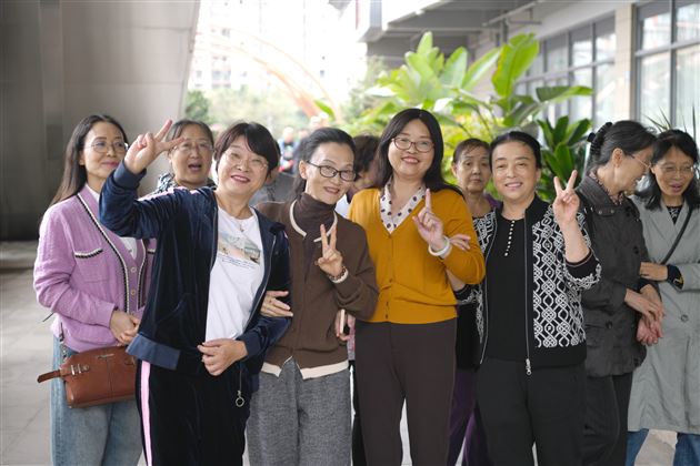 金秋送暖尊师意 情满棠外庆重阳