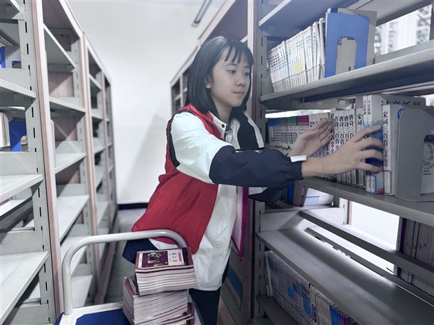 典籍藏智慧 拂尘焕新序——棠外“薪火”学生志愿者活动(一)