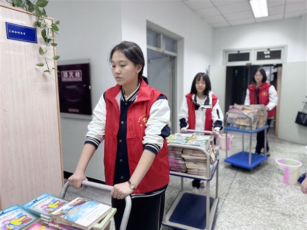 典籍藏智慧 拂尘焕新序——棠外“薪火”学生志愿者活动(一)