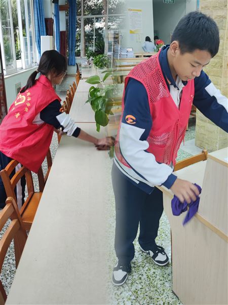 典籍藏智慧 拂尘焕新序——棠外“薪火”学生志愿者活动(一)